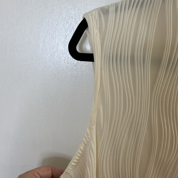 Sleeveless Top - Picture 3 of 6